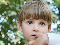 Как бороться с привычкой ребенка грызть ногти