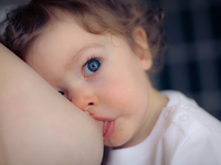 Отучаем ребенка от груди: уловки