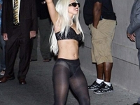 Lady Gaga ходит без юбки