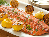 Форель, запеченная на углях