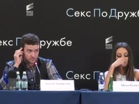 Мила Кунис на русском языке ругалась с журналистом