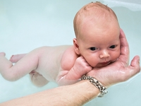 Учим ребенка нырять: когда начинать