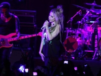 Фанат напал на Аврил Лавин во время концерта