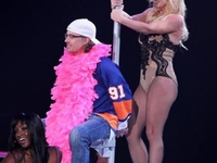 Бритни Спирс приковала бойфренда наручниками к шесту