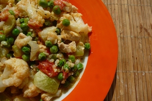 Рагу из цветной капусты с зеленым горошком