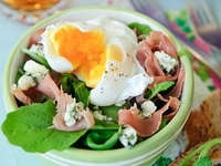 Салат с прошутто и яйцом-пашот