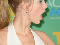 Курьезный случай: У Тейлор Свифт во время концерта задралась юбка