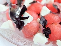 Салат из арбуза с фетой и базиликом