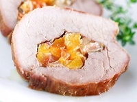 Свинина, фаршированная персиками