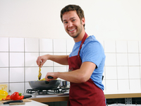 Мужчины сознательно превращаются в домохозяек