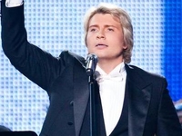 Николай Басков целовал руки женщинам в Уфе