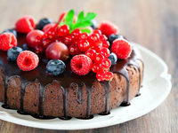 Шоколадный пирог с ягодами