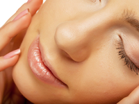 Делаем массаж лица кубиком льда