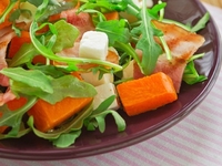 Салат из тыквы с беконом и брынзой