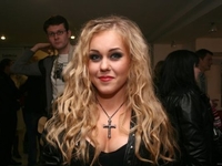 Певица Алеша пела в подземном переходе