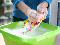 Как превратить мытье посуды в развлечение?