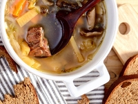 Щи с говядиной и грибами