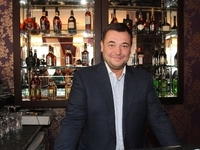 Сергей Жуков на пресс-конференции раздавал Юппи и жвачку Love is...