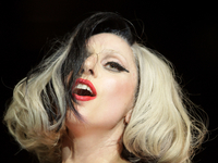 Lady Gaga в клипе You and I спела в ночнушке