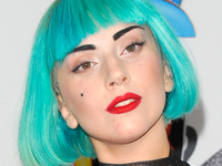Lady Gaga в платье, созданном из фотографий ее фанатов