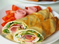 Блины с творогом, ветчиной и зеленью