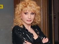 Ирина Аллегрова вышла на сцену в прозрачном платье
