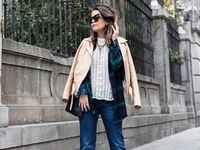 Как носить джинсы-клеш