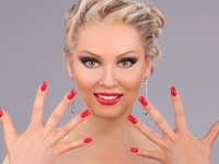 Лена Ленина вышла на подиум с шимпанзе