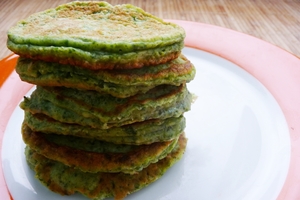 Готовим оладьи на кефире со шпинатом