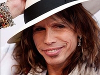Стивен Тайлер, солист группы Aerosmith, упал и потерял зубы