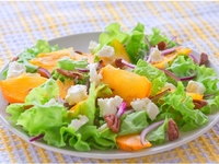 Салат с хурмой, сыром и орехами