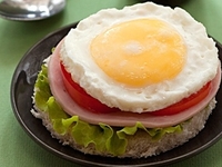 Бутерброд с жареным яйцом и помидорами