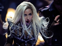 У Lady Gaga микрофон в виде фаллоса