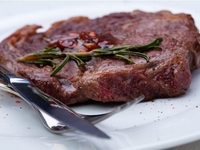 Приготовь мраморный стейк с калиновым соусом