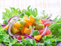 Приготовь салат с хурмой и авокадо