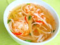 Пряный суп с креветками и рисовой лапшой