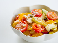 Салат из помидоров с огурцами и фетой