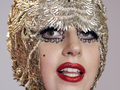 Lady Gaga в образе золотой конфеты