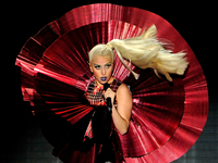 Lady Gaga спела сингл Marry The Night на Луне