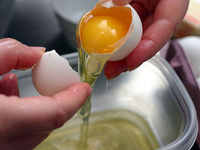 Как отделить яичный желток от белка