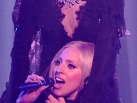 Lady Gaga вышла на сцену "без головы"