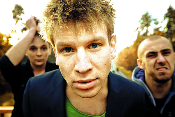 В новом видео Иван Дорн ездит в автобусе с азиаткой