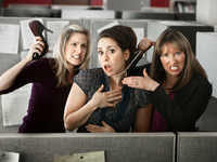 Женщины открыто ненавидят своих сексуальных конкуренток