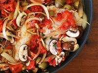 Тушеная рыба с овощами и оливками