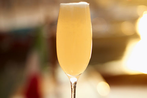 Готовим коктейль Беллини вместе с Джейми Оливером (ВИДЕО)