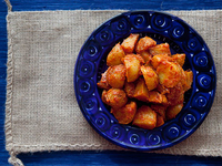 Испанский запеченный картофель с томатным соусом