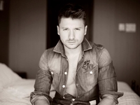 Красавчик Сергей Лазарев в новой фотосессии