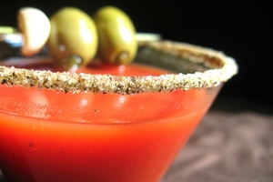 Как приготовить коктейль Кровавая Мэри (ВИДЕО)