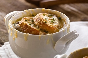 Как приготовить французский луковый суп (ВИДЕО)