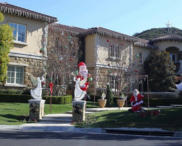 Бритни Спирс украсила дом километрами гирлянд